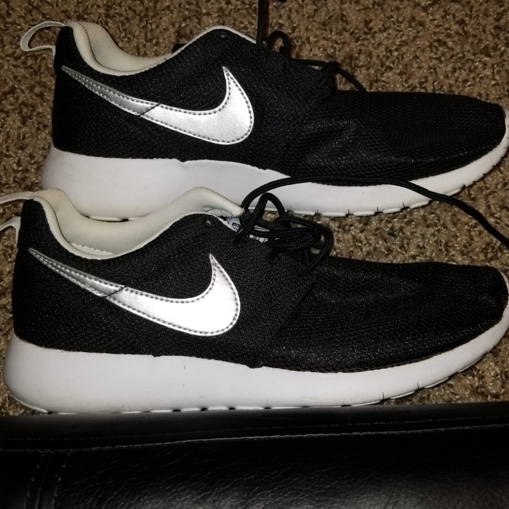 Nike Roshe Black & White